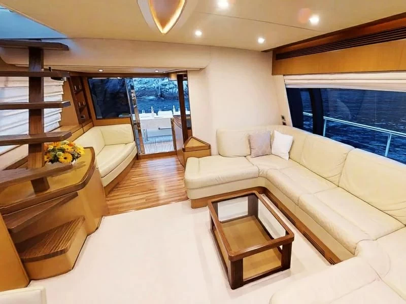 20米的法拉帝(Ferretti)630飞桥游艇沙龙