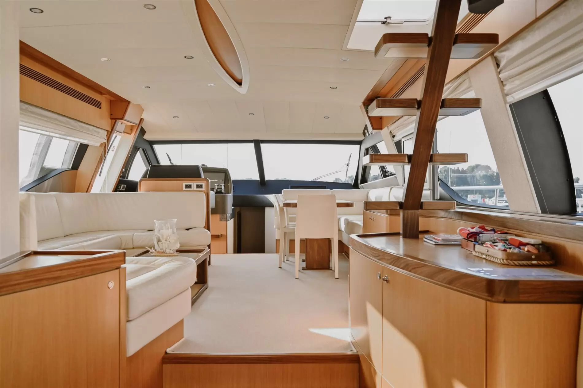 20米的法拉帝(Ferretti)630飞桥游艇沙龙