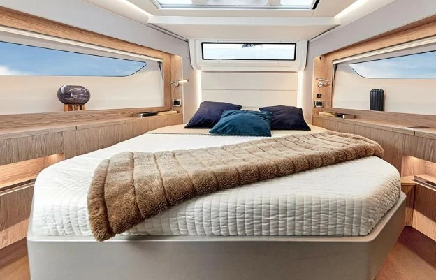 12米的西莱(Sealine)C390二手游艇主卧