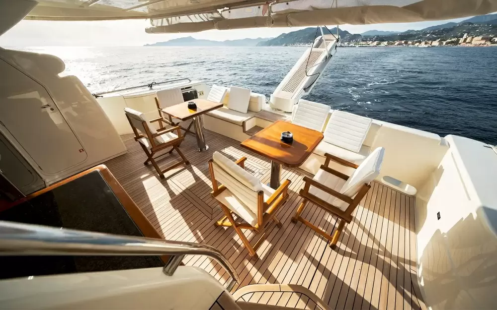 20米的法拉帝(Ferretti)630飞桥游艇价格在1300万元左右