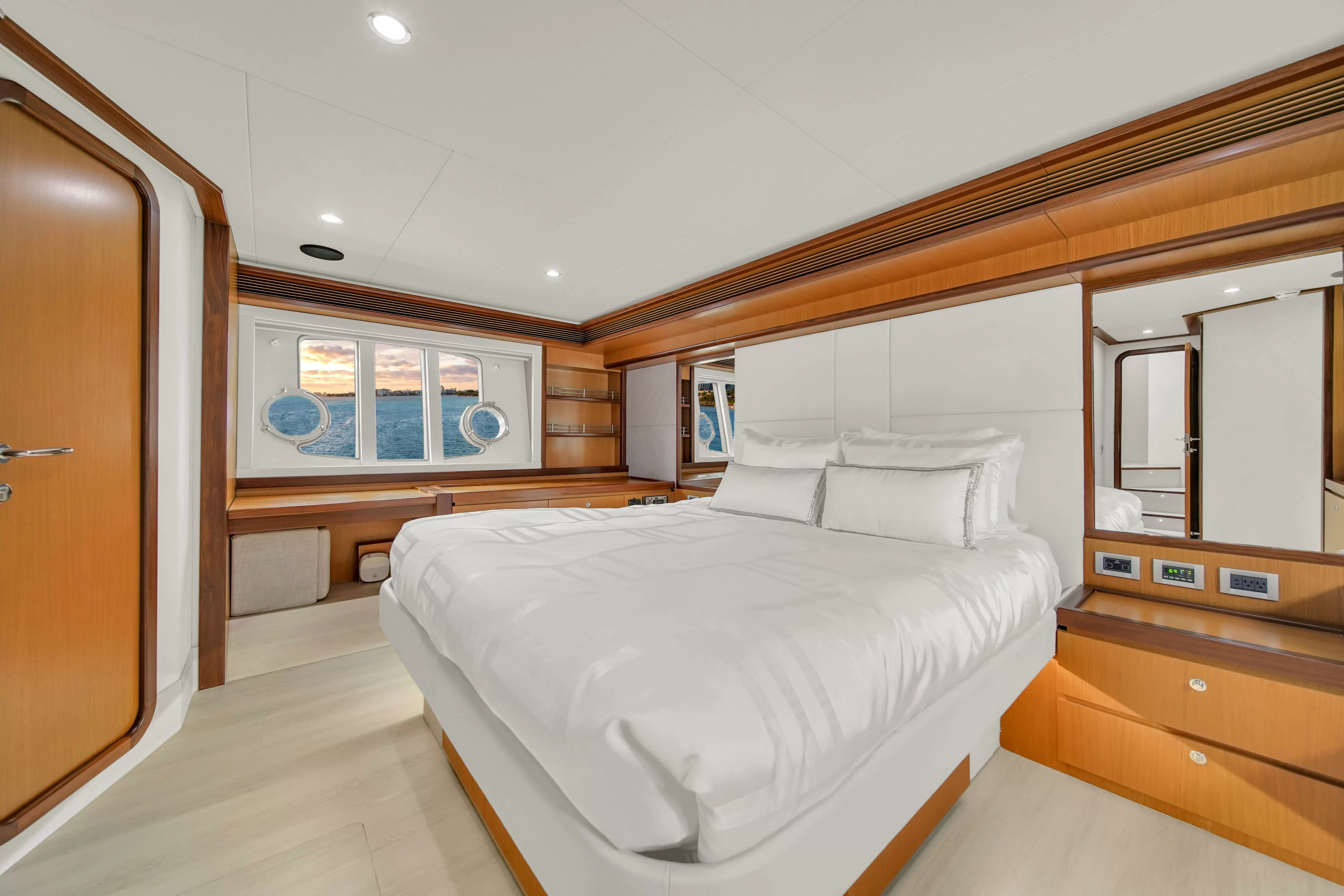 法拉帝(Ferretti)660豪华飞桥游艇主卧