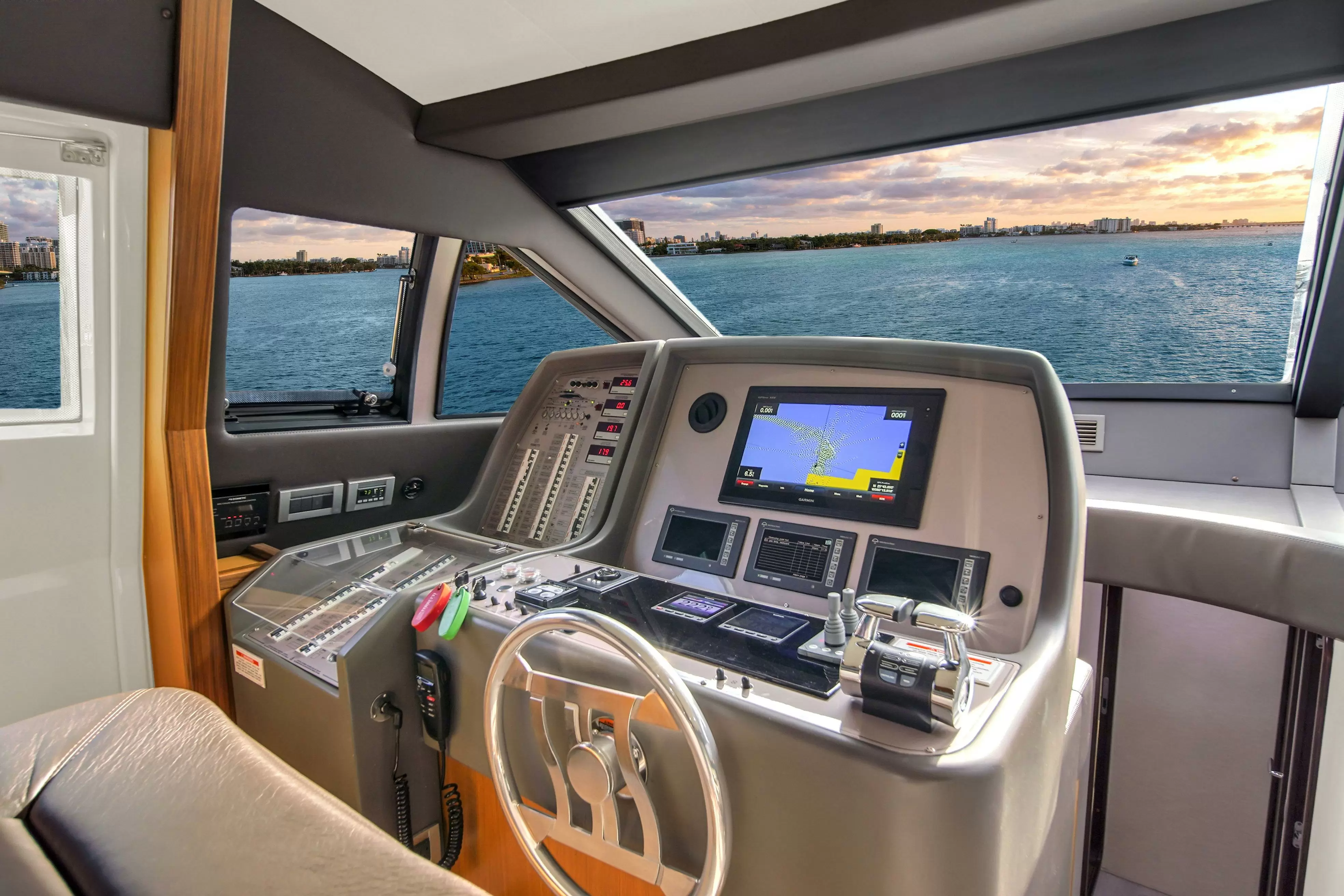 法拉帝(Ferretti)660豪华飞桥游艇中控