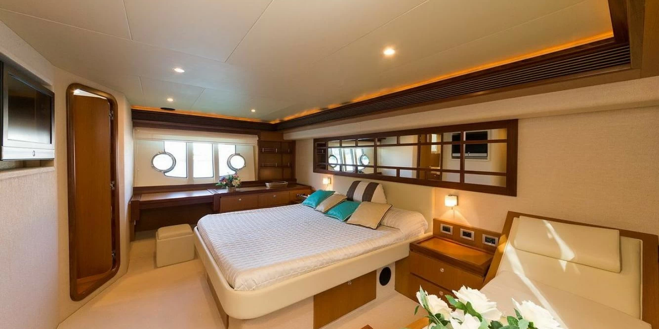 20米的法拉帝(Ferretti)630飞桥游艇卧室