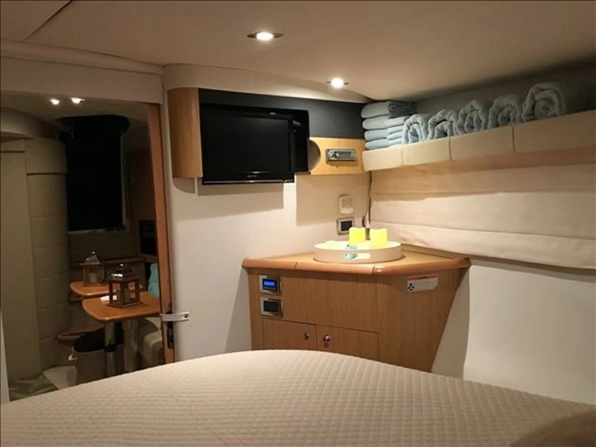 13米的弗温斯(FourWinns)Vista435运动游艇卧室