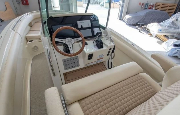 8米的克里斯(Chris Craft)Catalina27二手游艇中控