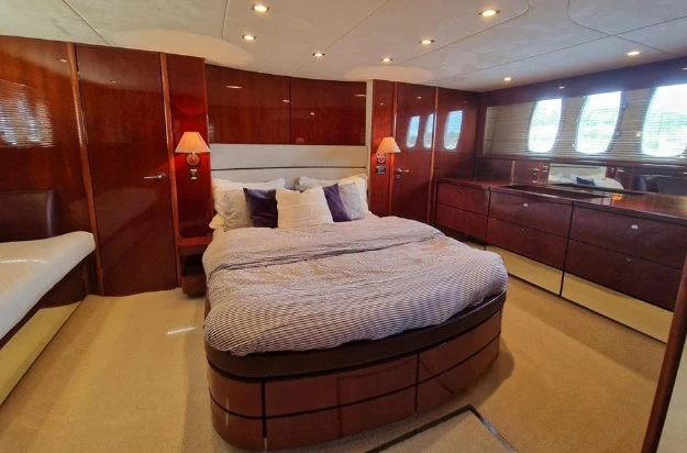 菲尔兰(Fairline)Squadron68二手飞桥游艇主卧