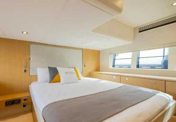 15米菲尔兰(Fairline)Targa48游艇主卧