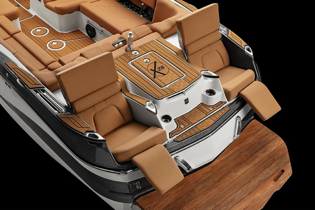 8米的MasterCraft X26滑水游艇船艉