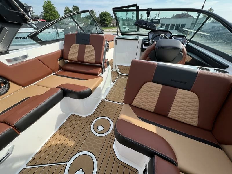 8米的MasterCraft X26滑水游艇沙发