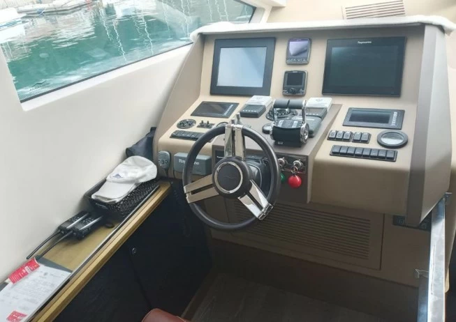 24米的露玛瑞(Numarine)78二手飞桥游艇中控