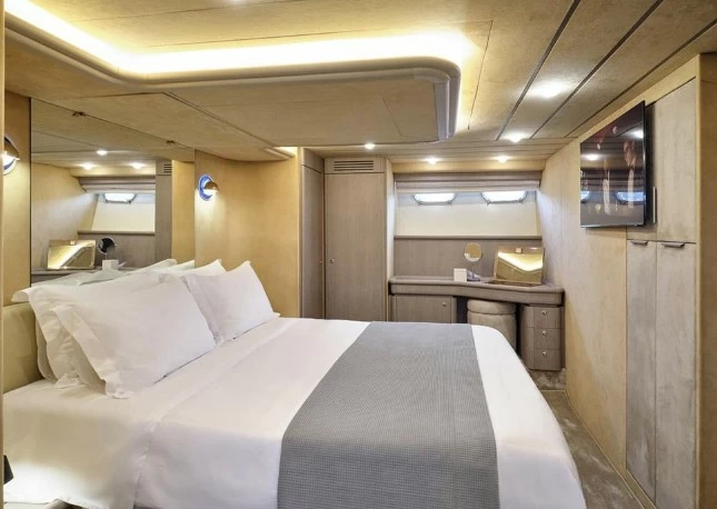 21米法拉帝(Ferretti)680二手游艇客舱