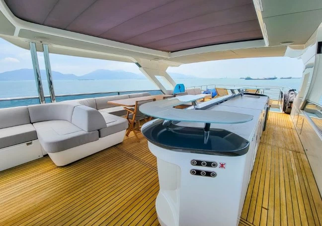 雅舶仕(Absolute)Navetta73二手大型豪华游艇飞桥区