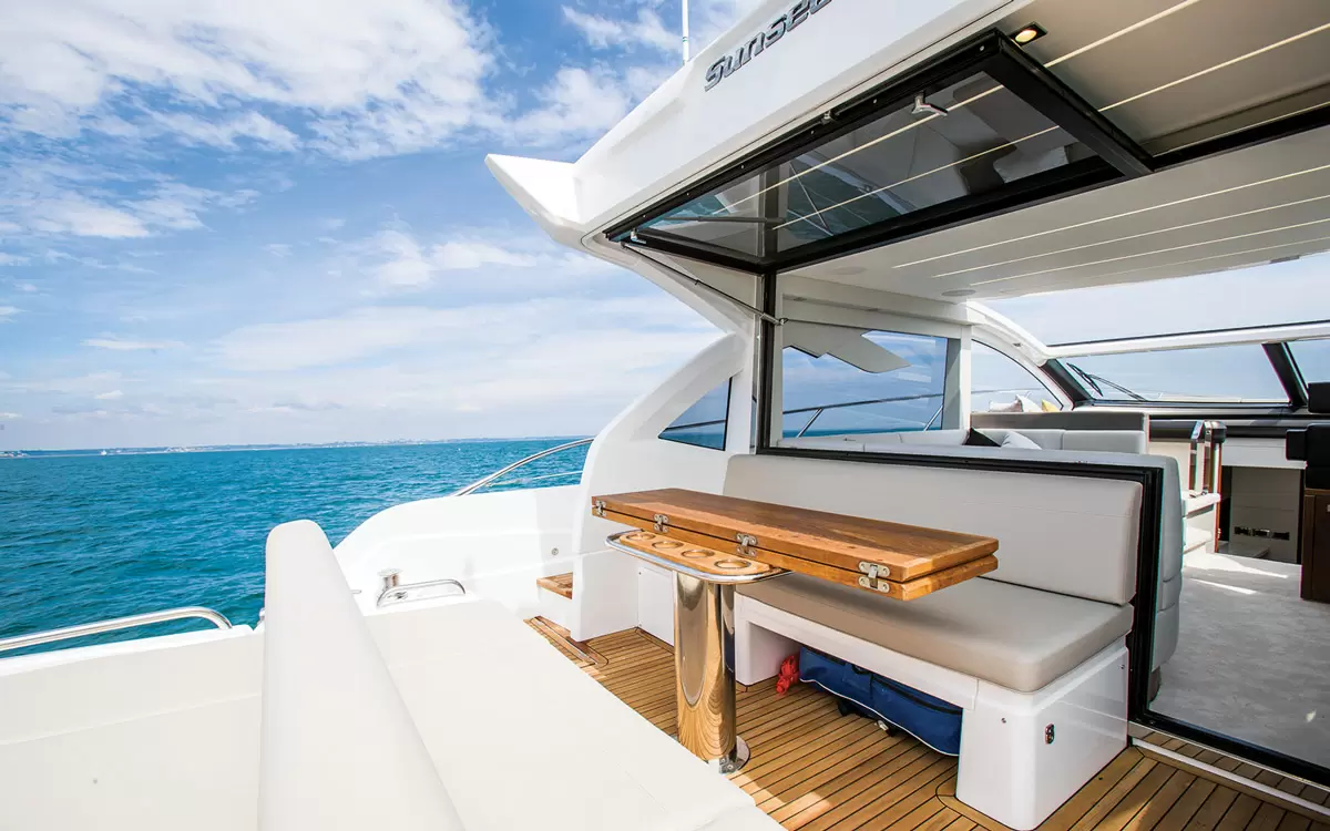 圣汐克(Sunseeker)Predator50豪华游艇尾舱沙龙