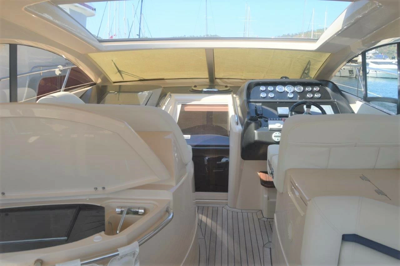 圣汐克(Sunseeker)Portofino47运动游艇舱内环境