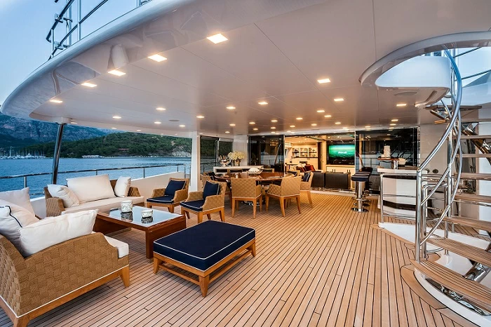 贝尼蒂(Benetti)Crystal140超级飞桥游艇船艉阳光沙龙