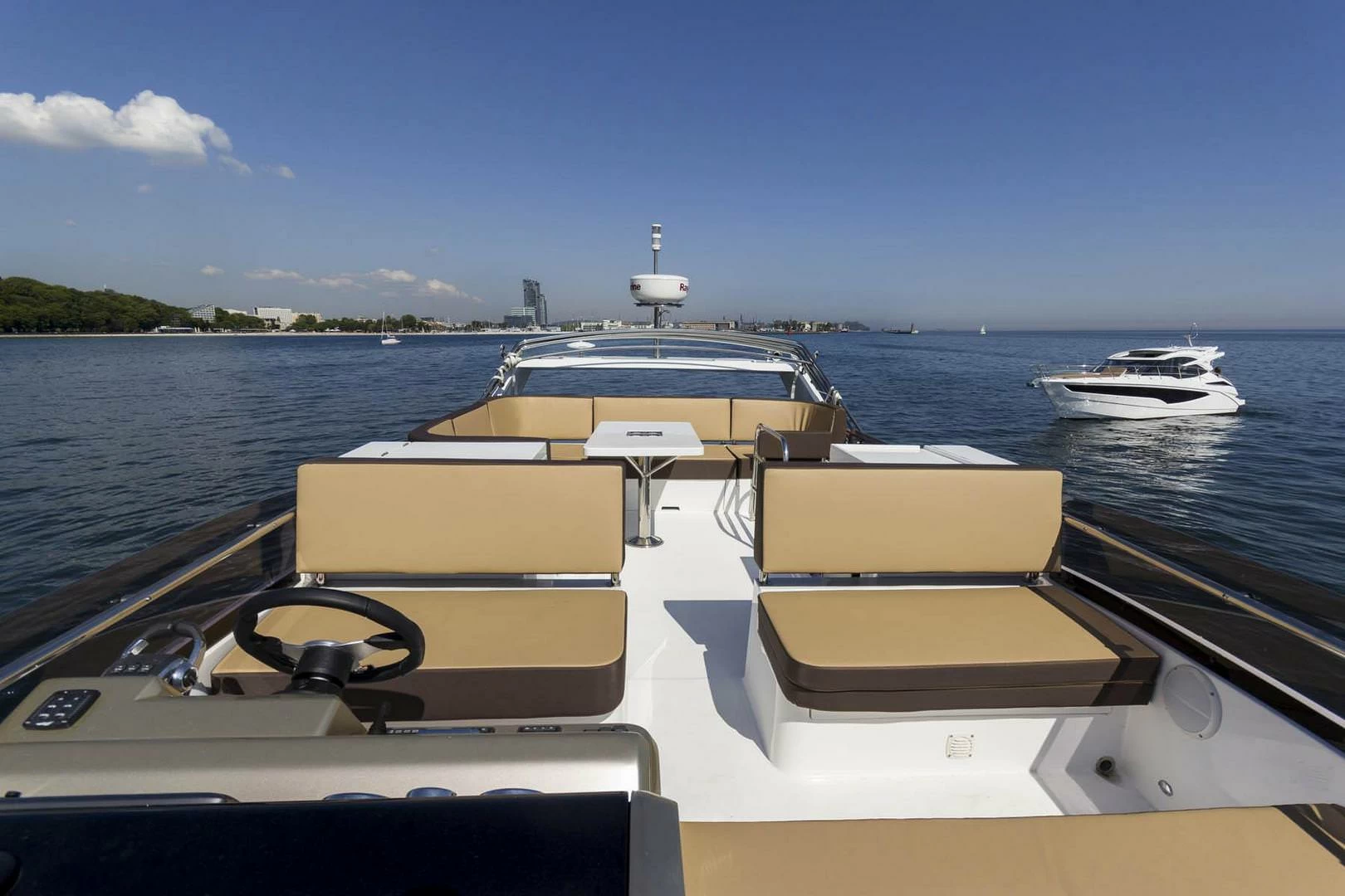 卡帝尔(Galeon)420中型游艇飞桥区