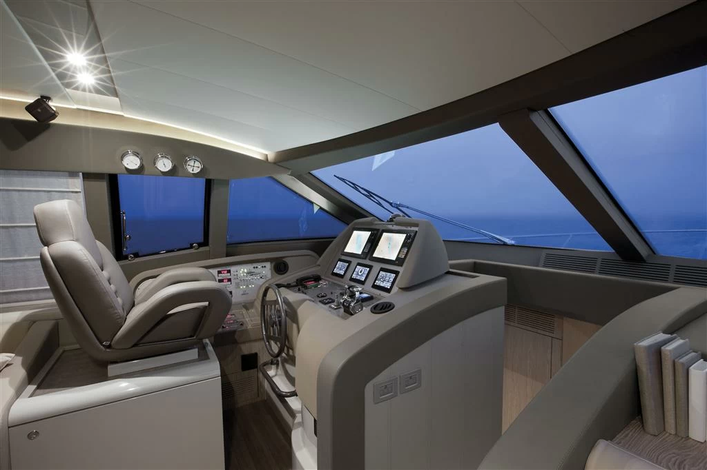 法拉帝(Ferretti)650飞桥游艇中控