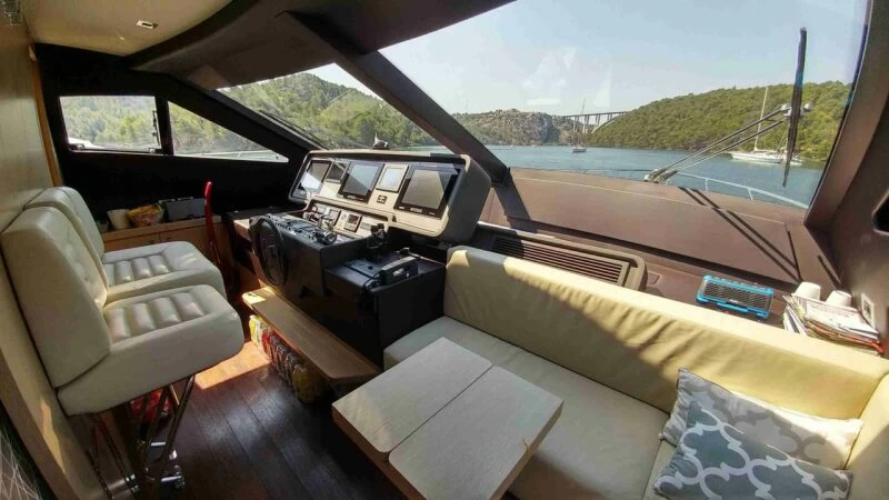 法拉帝(Ferretti)750豪华飞桥游艇中控