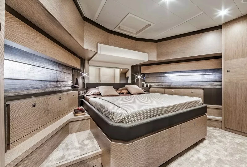 法拉帝(Ferretti)750豪华飞桥游艇主卧