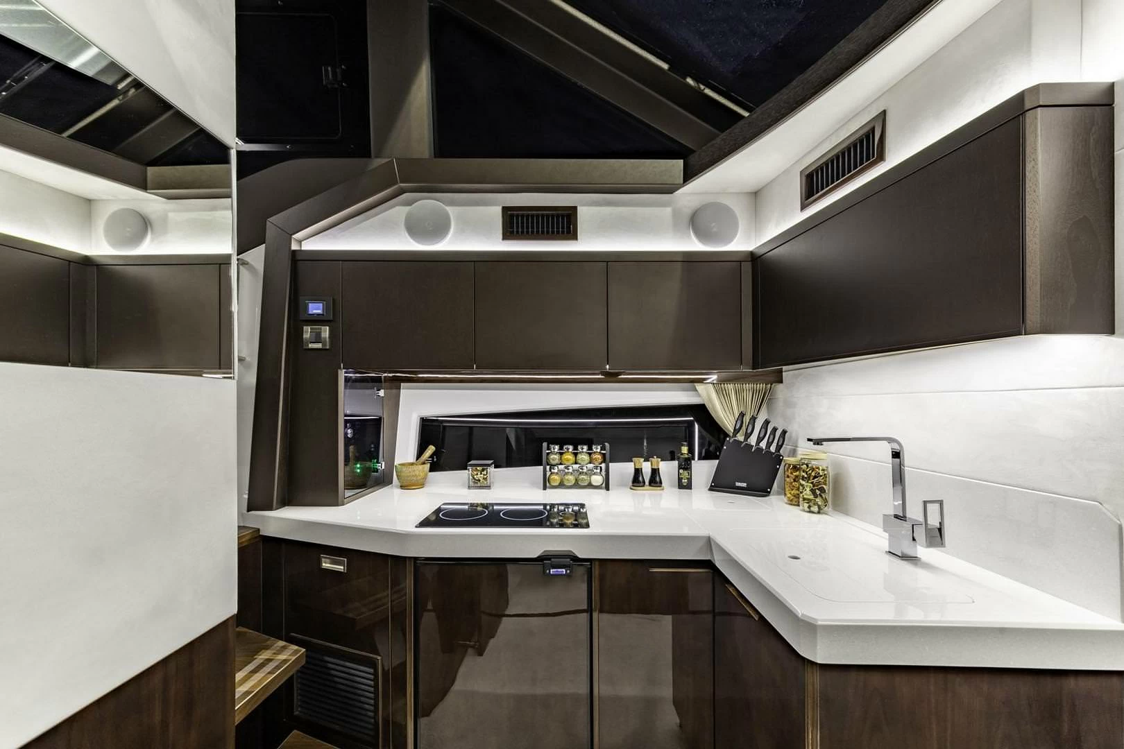 卡帝尔（Galeon）425HTS运动游艇厨房