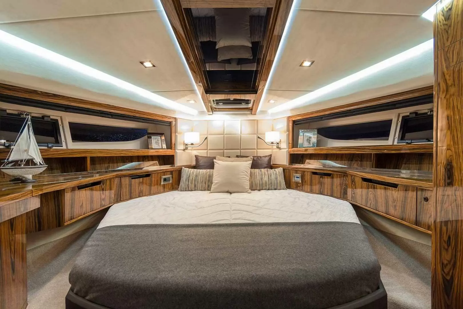 12米卡帝尔(Galeon)420中型飞桥游艇客舱