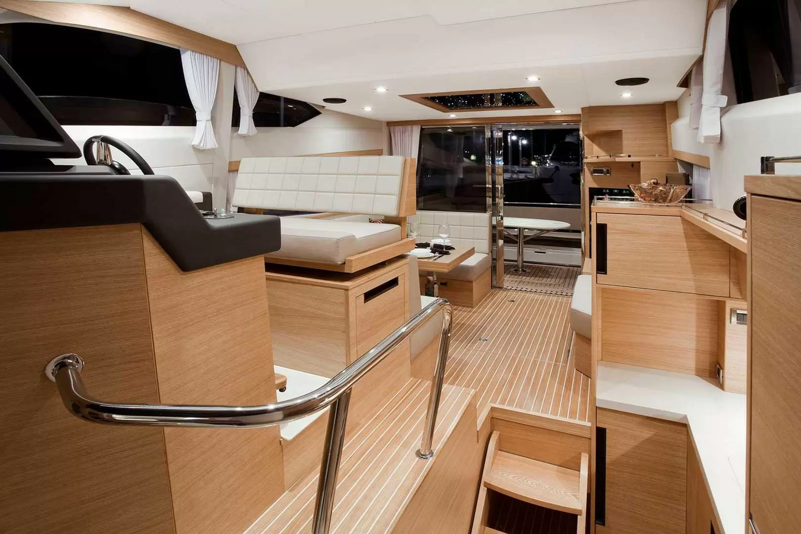 卡帝尔(Galeon)420中型游艇沙龙区