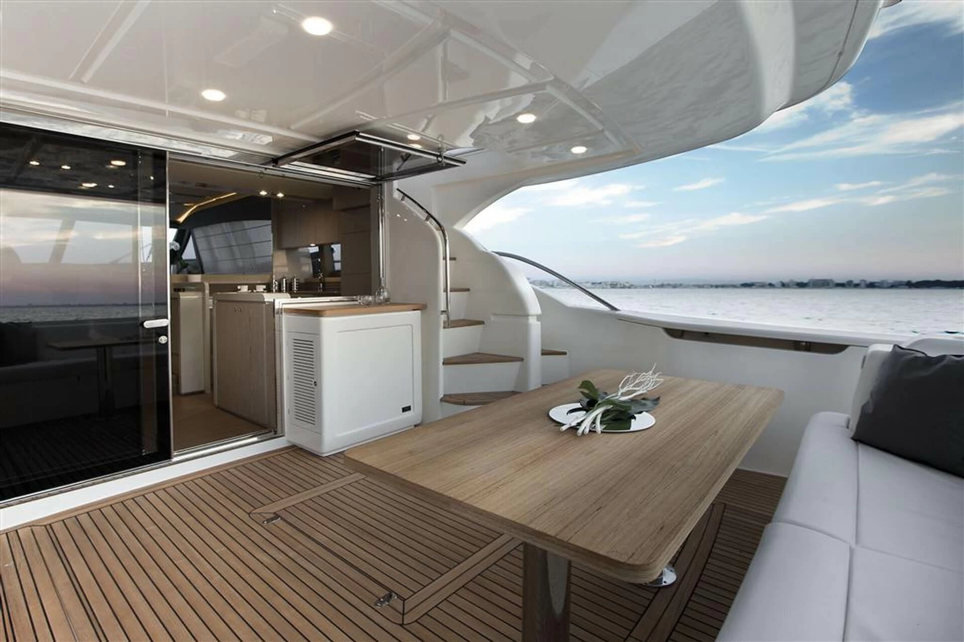 法拉帝(Ferretti)650飞桥游艇船艉沙龙