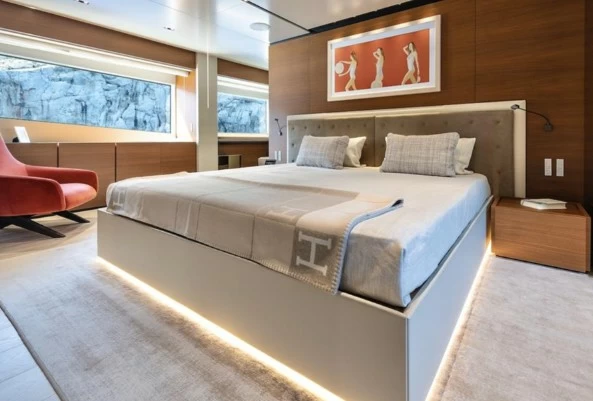 定制法拉帝(CustomLine)Navetta33二手豪华游艇卧室