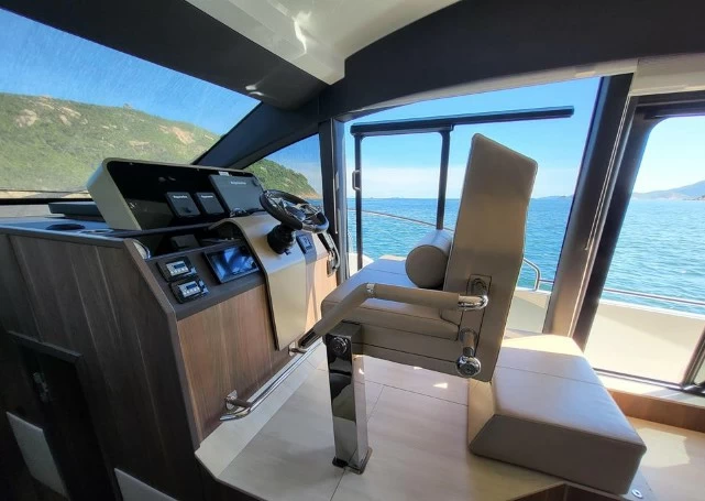 西莱(Sealine)F530二手飞桥游艇中控