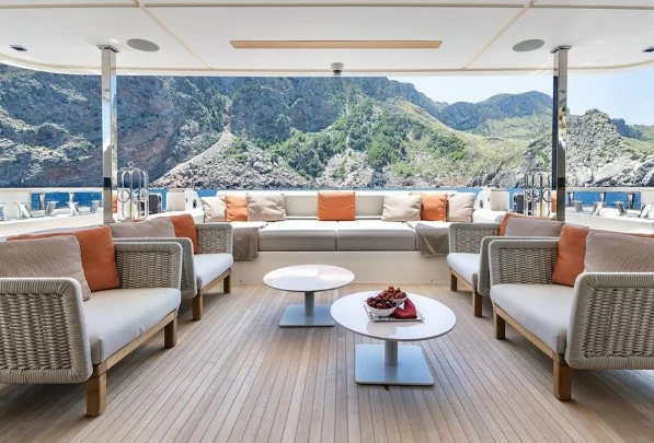 定制法拉帝(CustomLine)Navetta33二手豪华游艇飞桥区