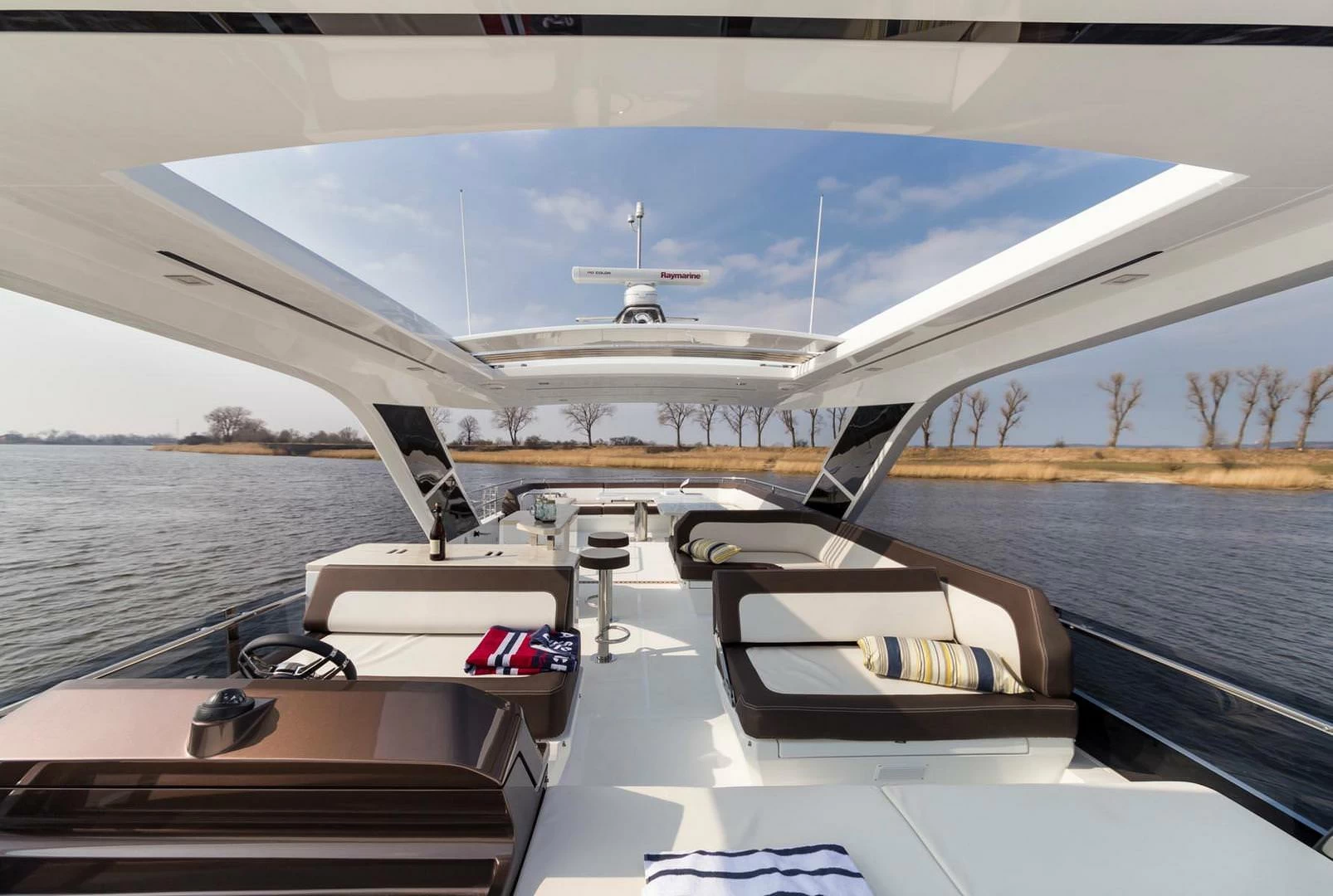 卡帝尔(Galeon)640豪华游艇飞桥区
