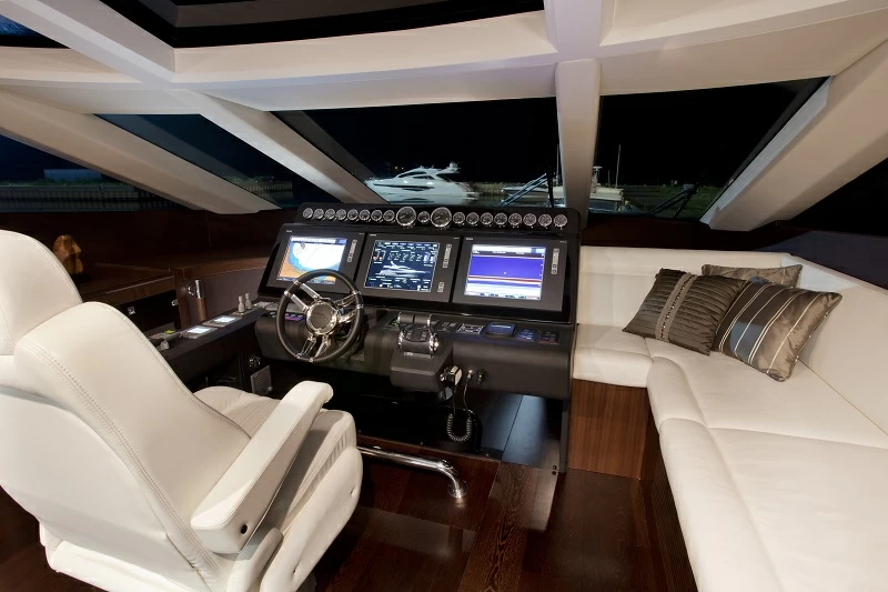 卡帝尔(Galeon)780Crystal飞桥游艇中控