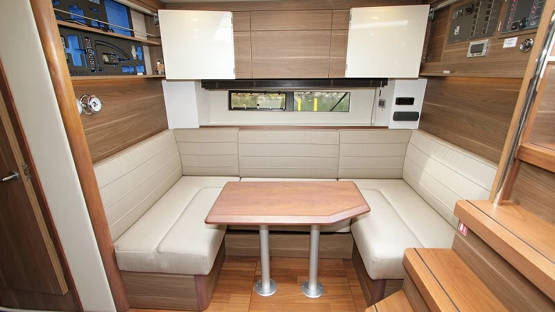 西莱(Sealine)S450私人运动游艇沙龙区
