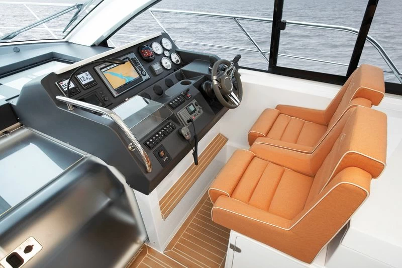 西莱(Sealine)S450私人运动游艇中控