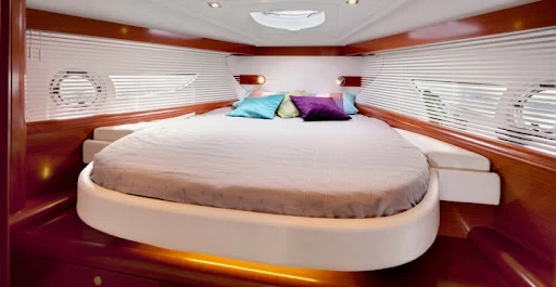 11米博纳多(Beneteau)GT38运动游艇客舱