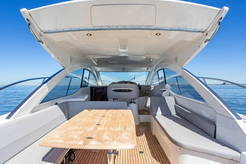 博纳多(Beneteau)GT38运动游艇飞桥区