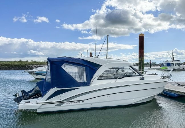 8米博纳多(Beneteau)安海仕8二手运动游艇价格7万英镑