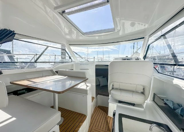 8米博纳多(Beneteau)安海仕8二手运动游艇沙龙区