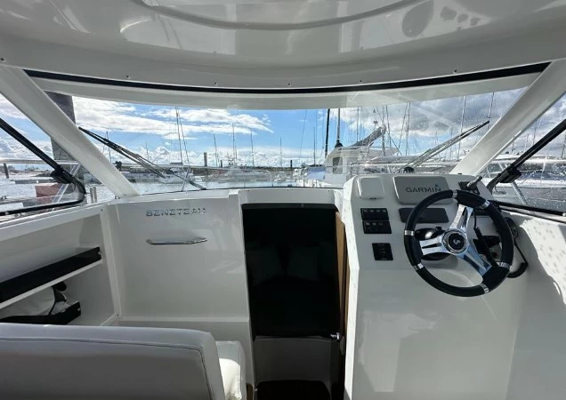 8米博纳多(Beneteau)安海仕8二手运动游艇中控