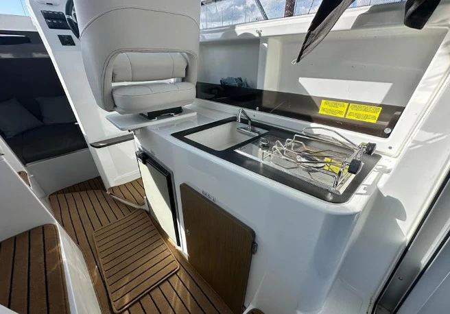 8米博纳多(Beneteau)安海仕8二手运动游艇做饭区