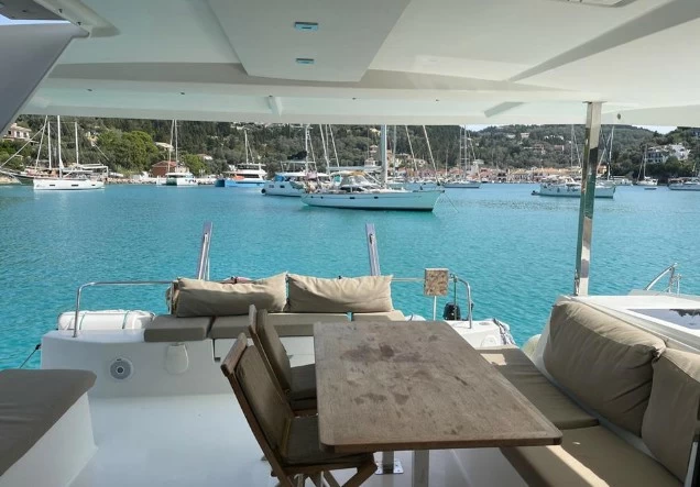 枫丹白露(Fountaine Pajot)Lucia40二手双体帆船船艉沙发