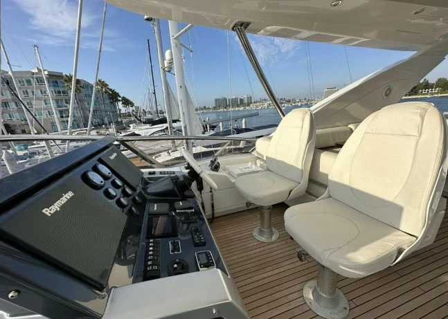 阿兹慕（Azimut）80二手飞桥游艇中控