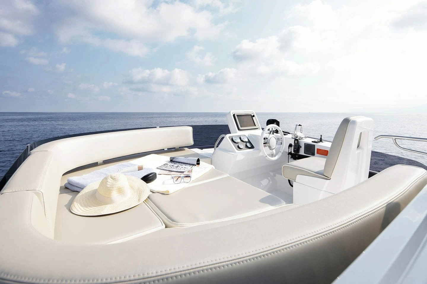 阿兹慕（Azimut）Magellano43游艇飞桥区