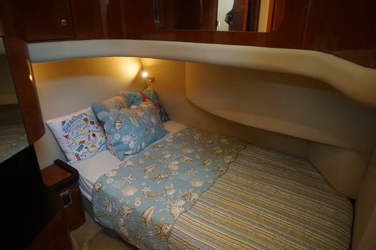 13米希瑞(SeaRay)450SedanBridge飞桥游艇客舱