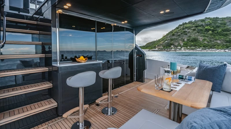 菲尔兰(Fairline)Squadron68飞桥游艇船艉沙龙