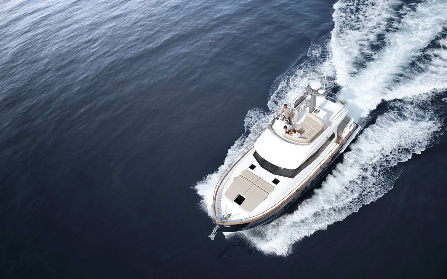 阿兹慕（Azimut）Magellano43飞桥游艇