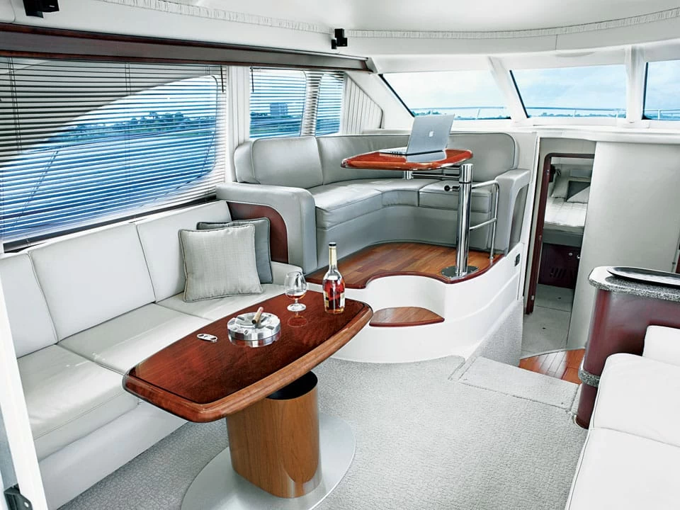 13米希瑞(SeaRay)450SedanBridge飞桥游艇沙龙区