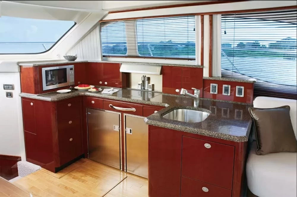 13米希瑞(SeaRay)450SedanBridge飞桥游艇厨房区