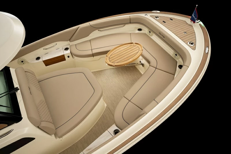 克里斯（Chris-Craft）Catalina28小型钓鱼艇前甲板