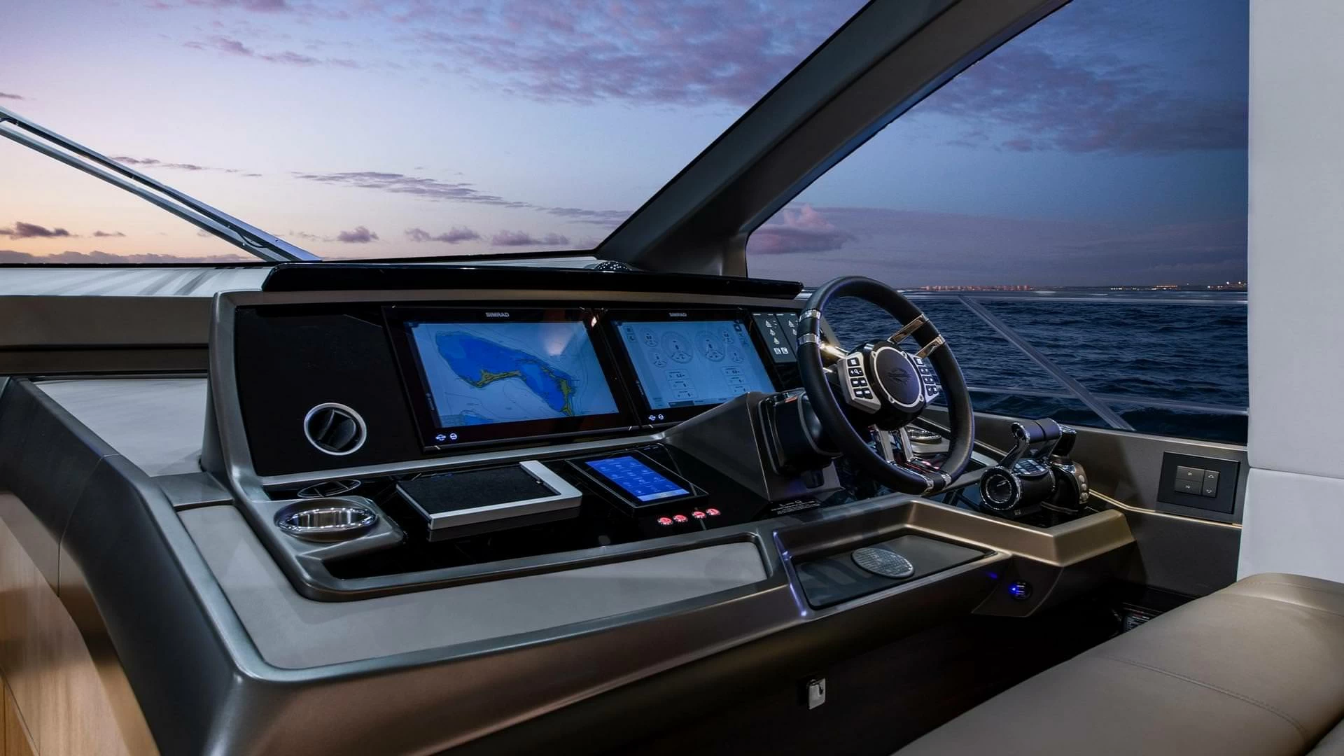 21米圣汐克（Sunseeker）Manhattan68飞桥游艇中控